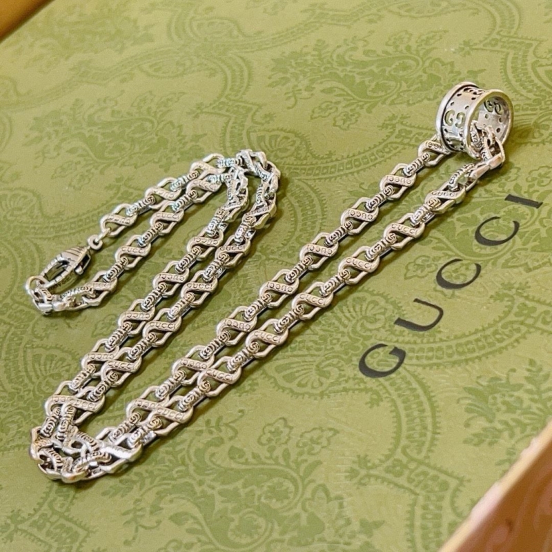 G*u*i necklaces